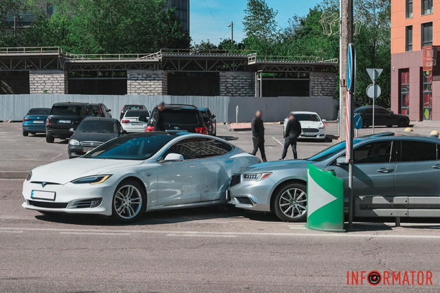         Acura   Tesla:   
