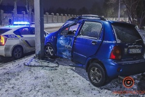 В Днепре на Криворожской Chery врезался в столб: водитель в больнице