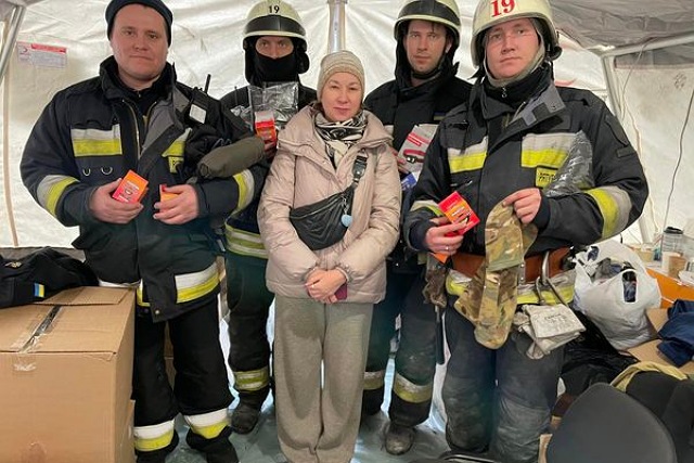 Как волонтеры Днепра помогают спасателям, работающим на руинах дома на Победе