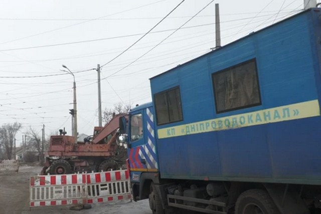 В Чечеловском районе Днепра коммунальщики устраняют аварию на магистральном водоводе