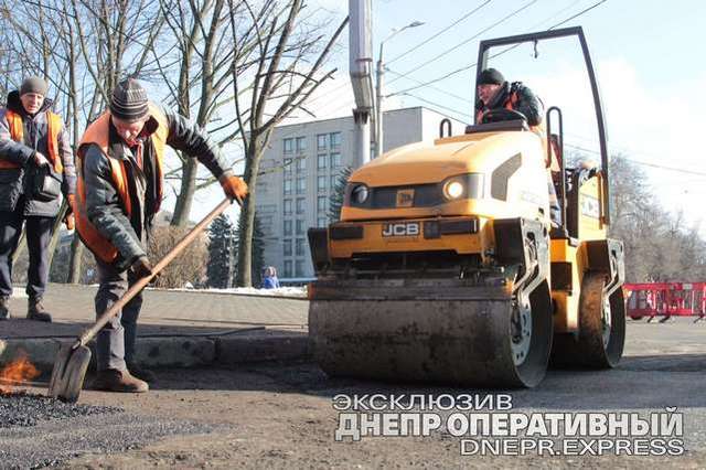 В центре Днепра ремонтируют дороги холодным асфальтом