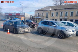 Відео моменту ДТП: у Дніпрі на Слобожанському проспекті біля «Нашої правди» зіткнулися чотири автівки,  утворився величезний затор