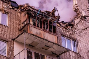 Рашисты ударили шахедом по многоэтажке в Днепре : есть раненные