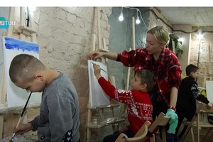 В Днепре для детей-переселенцев организовали бесплатные занятия по арт-терапии