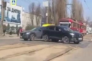 Рух трамваїв заблоковано: у Дніпрі сталася аварія на проспекті Богдана Хмельницького