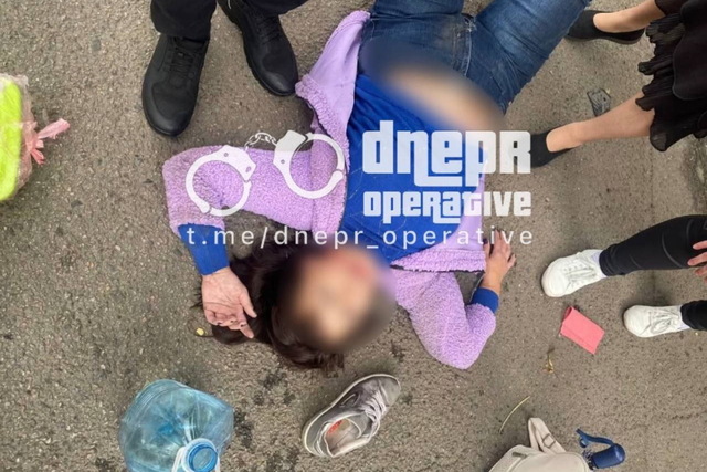 В Днепре на Старомостовой площади Nissan сбил 8-летнюю девочку и двух женщин на переходе: водитель пытался скрыться