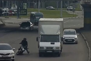 У Дніпрі на Слобожанському проспекті мотоцикліст упав головою під колеса вантажівки