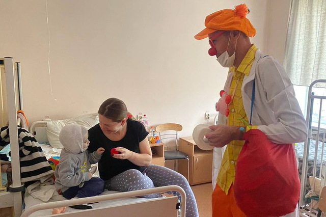 В днепровской больнице  маленьким пациентам помогают выздоравливать клоуны