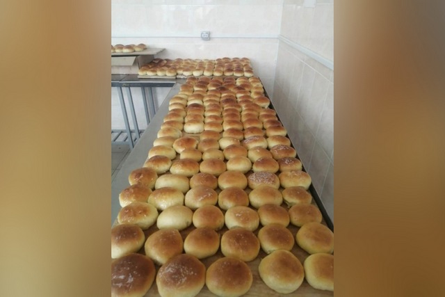 Более 1 тыс. пирожков и почти 100 банок консервации: жители Чумаковской громады передали посылку на фронт