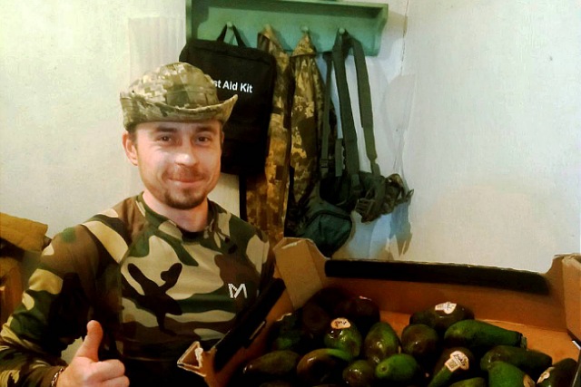 Кормят ли украинских воинов круасанами и авокадо?